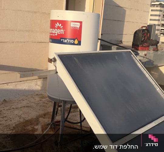 דוד שמש ומערכת סולארית על גג
